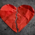 نوسانات احساسی پس از جدایی: از پذیرش درد تا رسیدن به آرامش