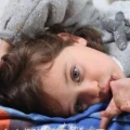 چگونه بر عادت مکیدن انگشت و پستانک در کودکان غلبه کنیم؟